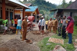 PTSP bantu 450 zak semen dalam rangka bulan gotong royong