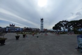 Taman Jam Gadang Bukittinggi kembali dibuka, pengunjung dibatasi 50 persen