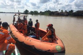 Tim Basarnas Jambi  cari korban hilang perahu pompong terbalik di sungai Pengabuan