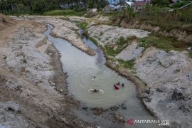 PENGENDALIAN SUNGAI UNTUK CEGAH BANJIR BANDANG Di DESA LANGALESO Page 2 Small