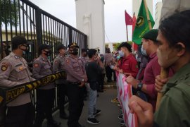 Mahasiswa Banten gelar aksi tuntut penegak hukum tuntaskan kasus korupsi