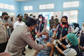 Guru dan lansia di Simalungun divaksinasi COVID-19