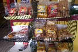 Rak-rak warung Sipirok dihiasi makanan ringan Sumatera Barat