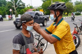 Denzibang edukasi prokes dan bagi masker kepada warga Palangka Raya