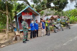 Babinsa Koramil 1001-12 Halong ingatkan masyarakat pentingnya taat Prokes COVID-19