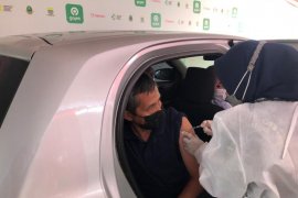 Le Minerale dukung vaksinasi lansia dan mitra Gojek di Bandung