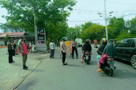 Sembilan pelanggar protokol kesehatan dihukum kutip sampah