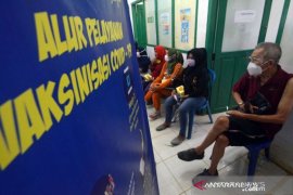 Ini dilakukan Puskesmas Ambacang Padang bersama "Grab" untuk mengejar target vaksin