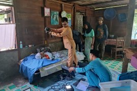 Disdukcapil Siak rekam dan cetak KTP-E  ke rumah warga yang sakit, lansia dan berkebutuhan khusus