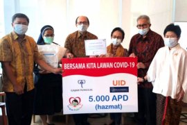 RS St. Carolus Jakarta terima donasi 5000 APD dari Yayasan UID