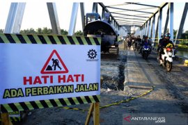 Perbaikan jembatan Trans Sulawesi Page 1 Small