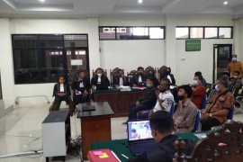 Tiga terdakwa dimintai keterangan dalam sidang kasus pemerasan di SPBU
