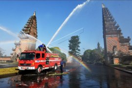 Penyemprotan eco-enzyme di puspem Badung