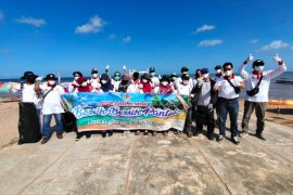 BPDASHL Barito bersihkan Pantai Takisung di Hari Lingkungan Hidup