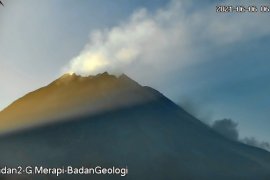 Gunung Merapi dua kali meluncurkan awan panas guguran hingga 1,6 km