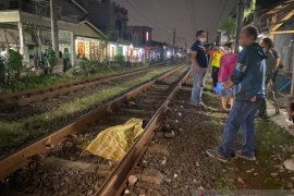 Pelajar tewas tersambar kereta saat bermain ponsel di rel