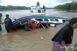 Kapal cepat terbalik, sebabkan lima orang penumpang meninggal