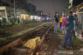 Seorang pelajar tewas tersambar kereta saat main ponsel di rel