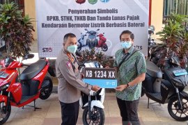 Dirlantas Polda Kalbar serahkan plat nomor dan STNK motor listrik nasional