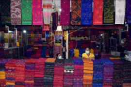 Penjualan kain tradisional Bali anjlok