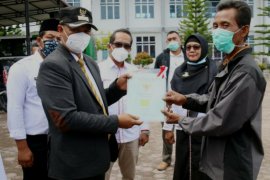 Kurangi sengketa, Plt Bupati Bener Meriah serahkan 1.950 sertifikat tanah