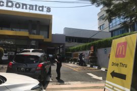 Histeria BTS Meal, Satpol PP tutup sejumlah resto McD Semarang karena kerumunan pembeli