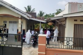 Usai berwisata, empat keluarga di Karawang positif COVID-19