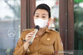 Karolin berhasil mengentaskan status desa sangat tertinggal di Landak