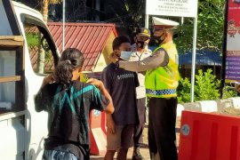 Tindak pelanggar, Polsek Senggigi edukasi prokes bagi masker gratis