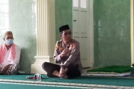 Polres Bangka Barat membantu sosialisasi pentingnya vaksinasi COVID-19