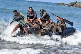Marinir Indonesia dan Amerika berlatih dayung tembus gelombang
