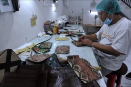 Produksi kerajinan kulit untuk diekspor