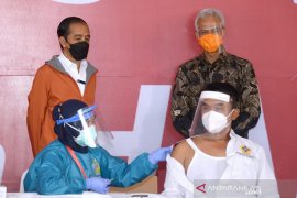 Presiden saksikan vaksinasi bagi 1.000 warga di Pelabuhan Tanjung Emas