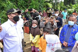 Viral bocah bergelantungan di atas sungai usai sekolah, ini yang dilakukan Bupati Kampar