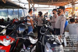 Antisipasi COVID-19, Polsek Pasaman bagikan masker ke pengunjung Pasar Simpang Tiga