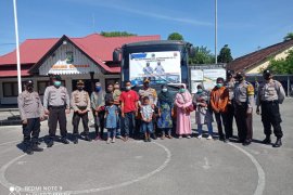 Polres Sumbawa lepas keberangkatan masyarakat penerima bantuan operasi bibir sumbing di Polda NTB
