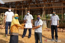 Komitmen dukung pendidikan, PT Timah serahkan bantuan untuk Sekolah Alam Pangkalpinang