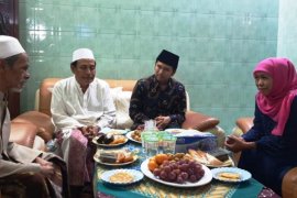 Gubernur Khofifah: Umat Islam se-Indonesia berduka atas wafatnya K.H Nawawi