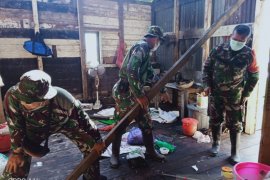 TNI gelar Karya Bakti Sosial bantu korban puting beliung di Penggalaman