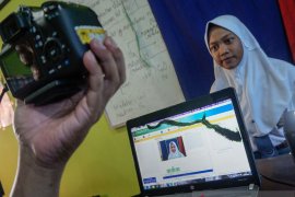 Petugas Disdukcapil OKU datangi sekolah  untuk rekam data kependudukan pelajar