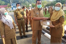 Bupati Pessel serahkan izin operasional sekolah