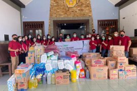 HUT Ke-9, Siloam Hospitals Manado beri bantuan ke panti sosial