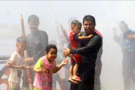 Tradisi mandi Peh Cun