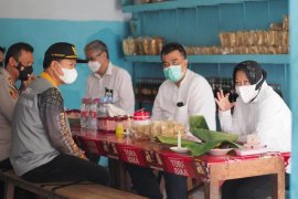 Wali Kota Madiun jamu Mensos Risma santap siang di Pecel Bu Wo