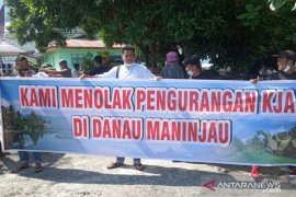Puluhan petani Danau Maninjau tolak pengurangan KJA