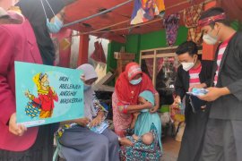 Gunakan bahasa daerah, mahasiswa UMS edukasi pencegahan COVID-19 ke warga pesisir Surabaya