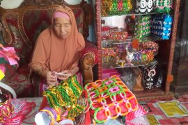 Kisah lansia Misnar yang tetap produktif di usia senja