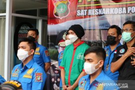 Anji beli ganja di situs terdaftar di luar negeri