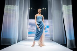 Dua desainer Tanah Air ciptakan busana terinspirasi dari Mi 11 Lite