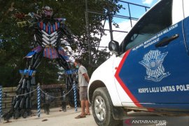 Di kantor polisi Kendari, knalpot brong disusun jadi robot